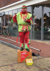https://voorst.pvda.nl/nieuws/een-bijzondere-gast-op-de-markt-in-twello/Living statue